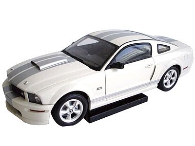 2007 Shelby GT in White with Silver stripes, Item #DC07GT01