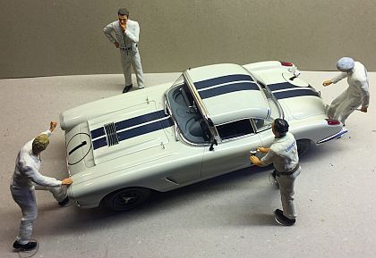 Cunningham Corvette #1 Le Mans 1960 with 4 Corvette Mechanic Figurines • #RAR18013+4 • corvette-plus.ch